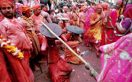 Lathmar Holi Barsana : બરસાનામાં લઠ્ઠમાર હોળી શા માટે રમાય છે?